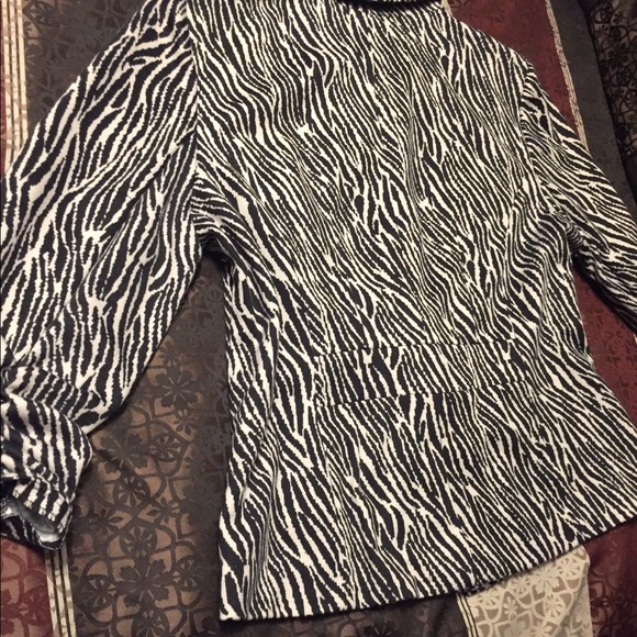 Stylish Zebra print short/crop blazer - Picture 3 of 4